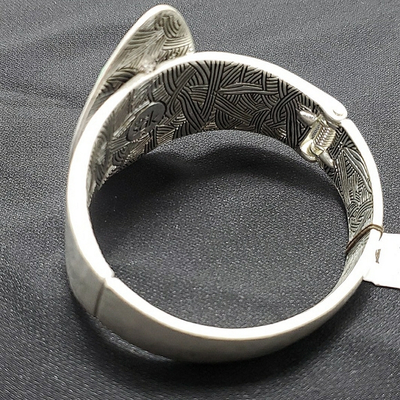 The Sak Silver tone Large Aqua Stone Hinged Bangle Bracelet - Picture 5 of 6